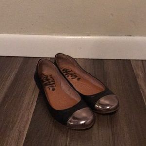 Dark gray bear traps flats